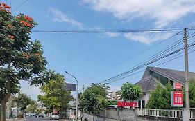 RedDoorz near Alun Alun Batu 2